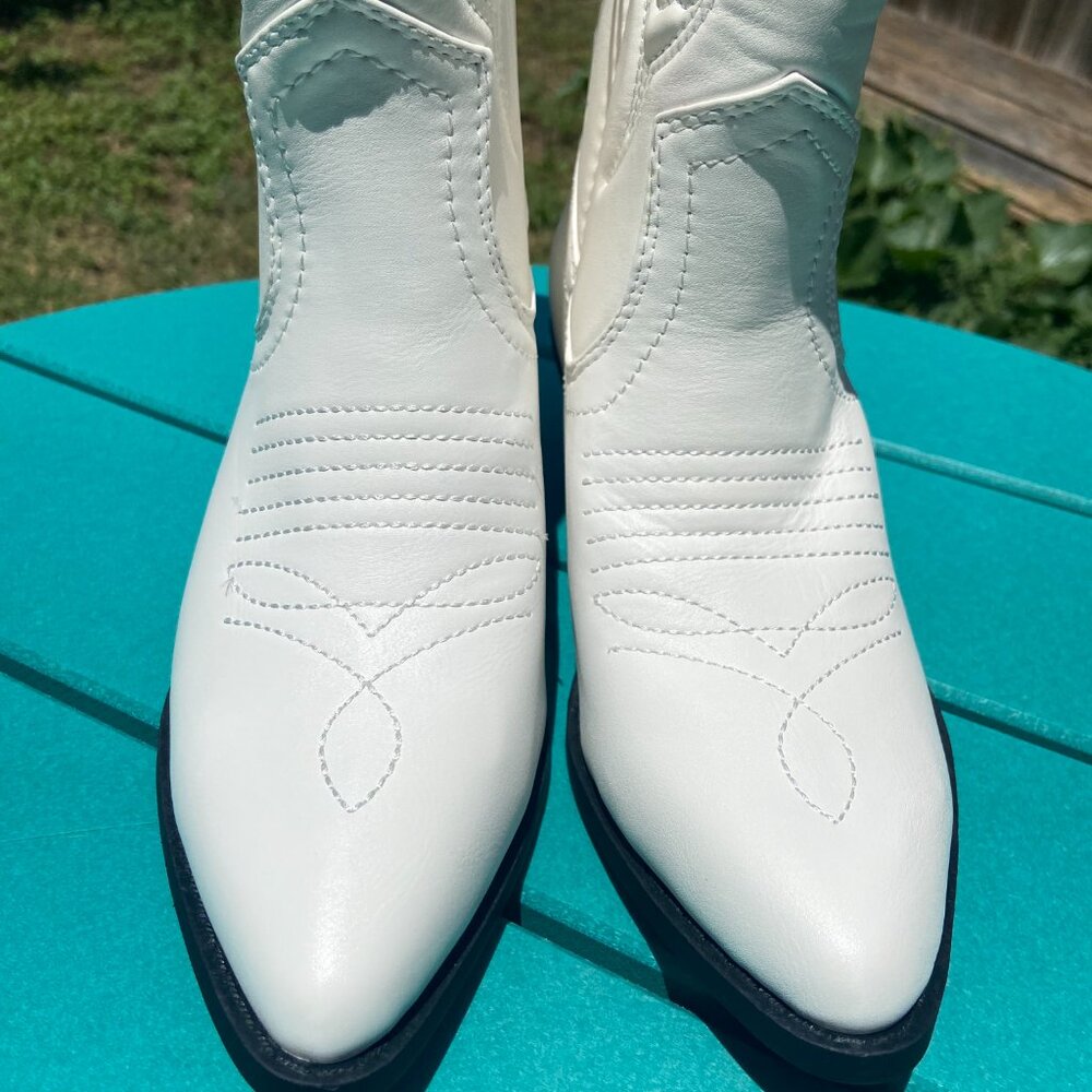 NWT women's white SODA cowboy/cowgirl boots with stitched pattern. Size 7.5 M. - Picture 5 of 7
